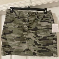 NWT Guess Junior Women’s Mini Skirt, Camo, XL