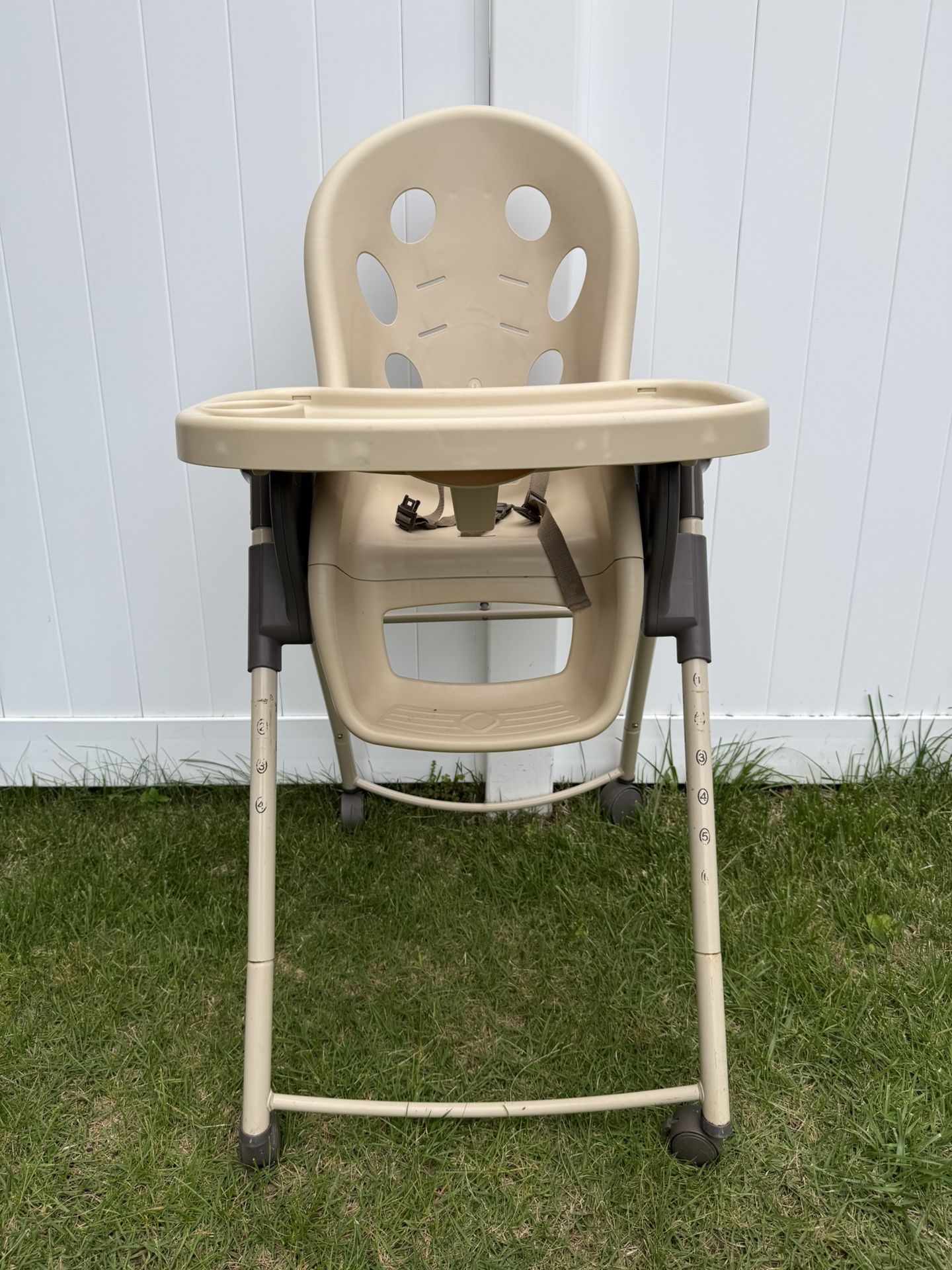 Adjustable height plastic high chair