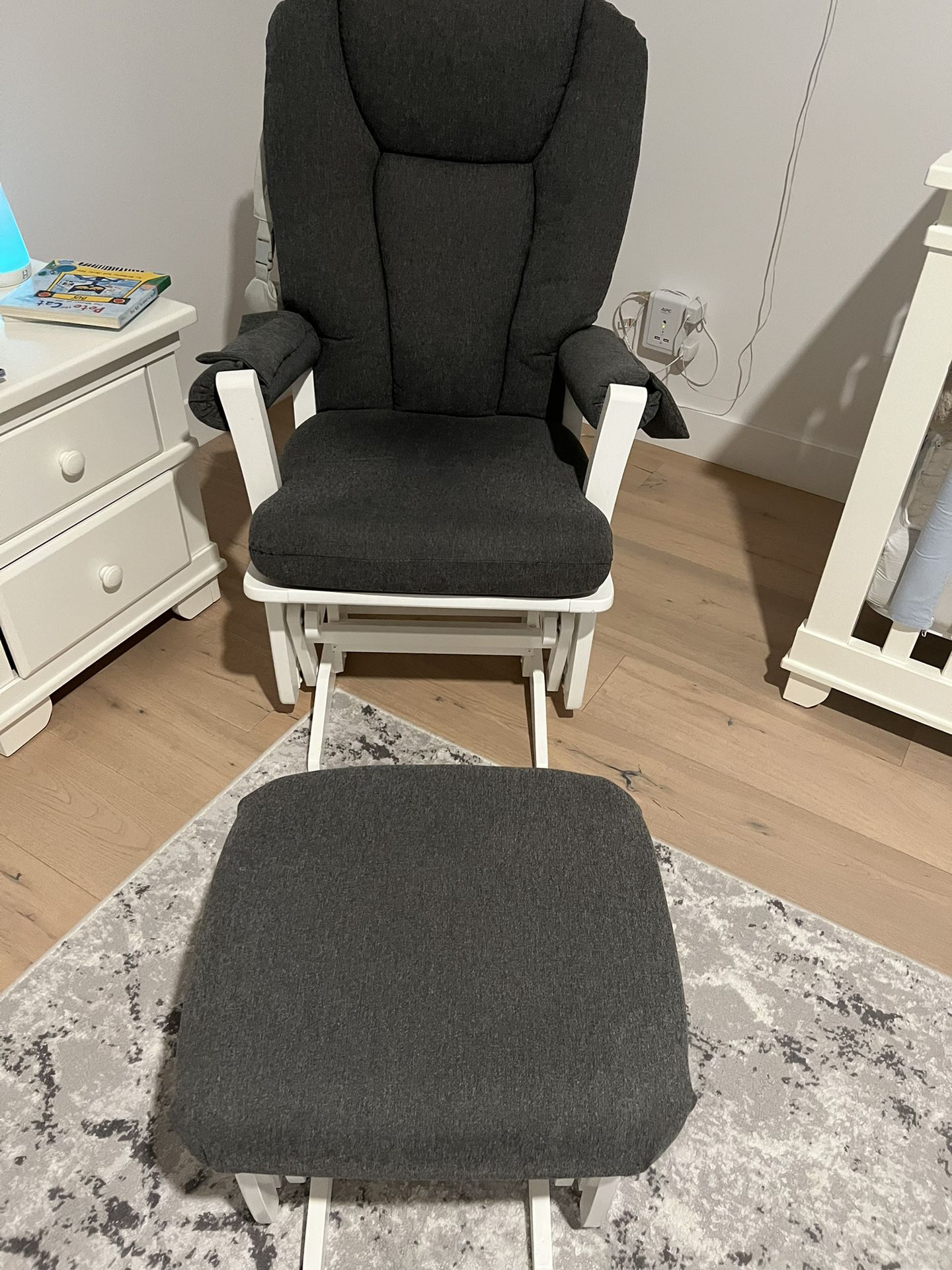 Baby/ Nursery Rocking Chair With Foot Rest 
