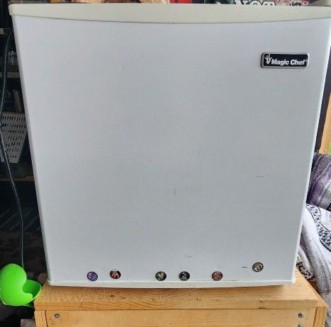 Magic Chef 1.7 Cubic Ft. Mini Refrigerator