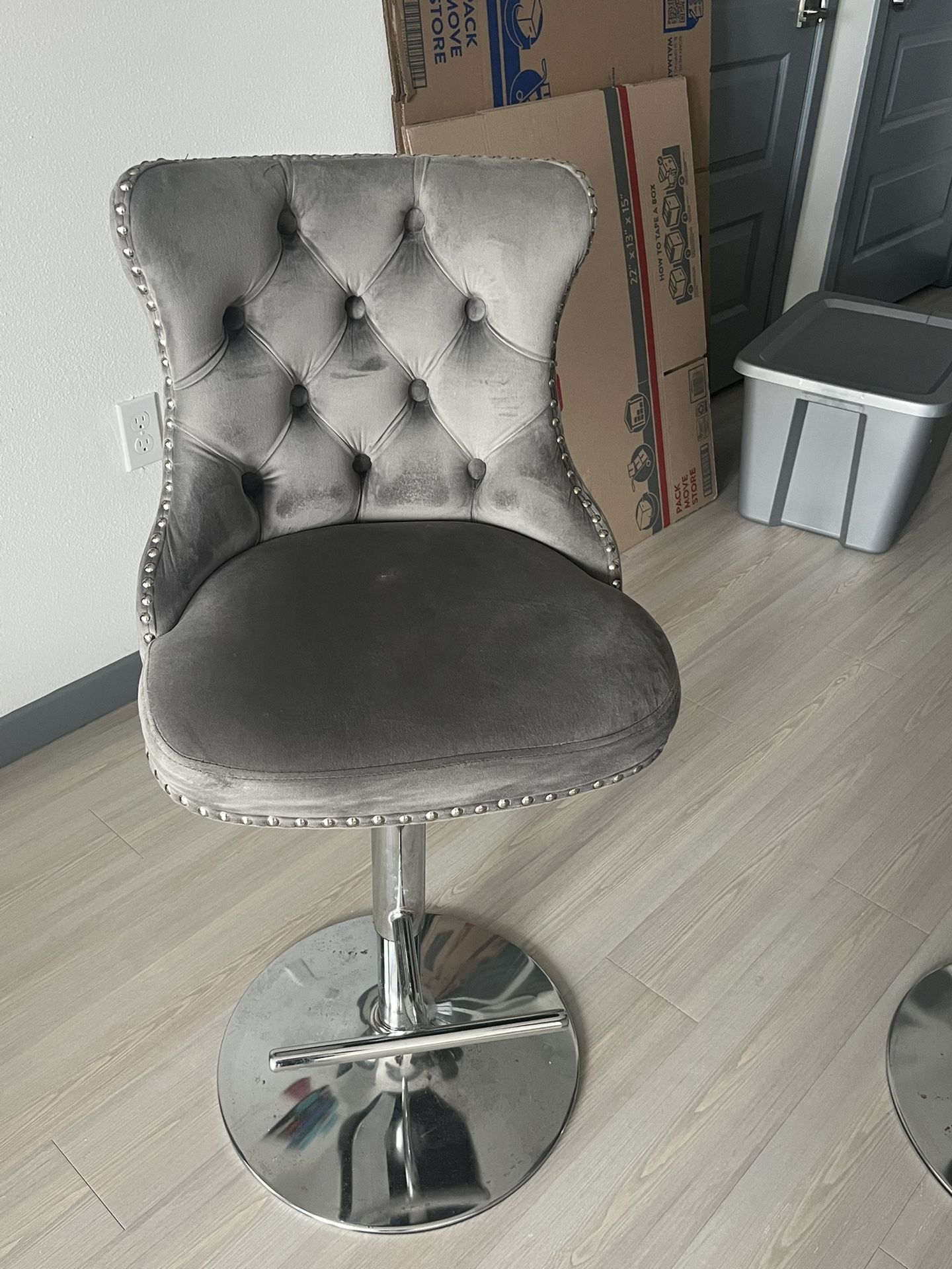grey and silver bar stools