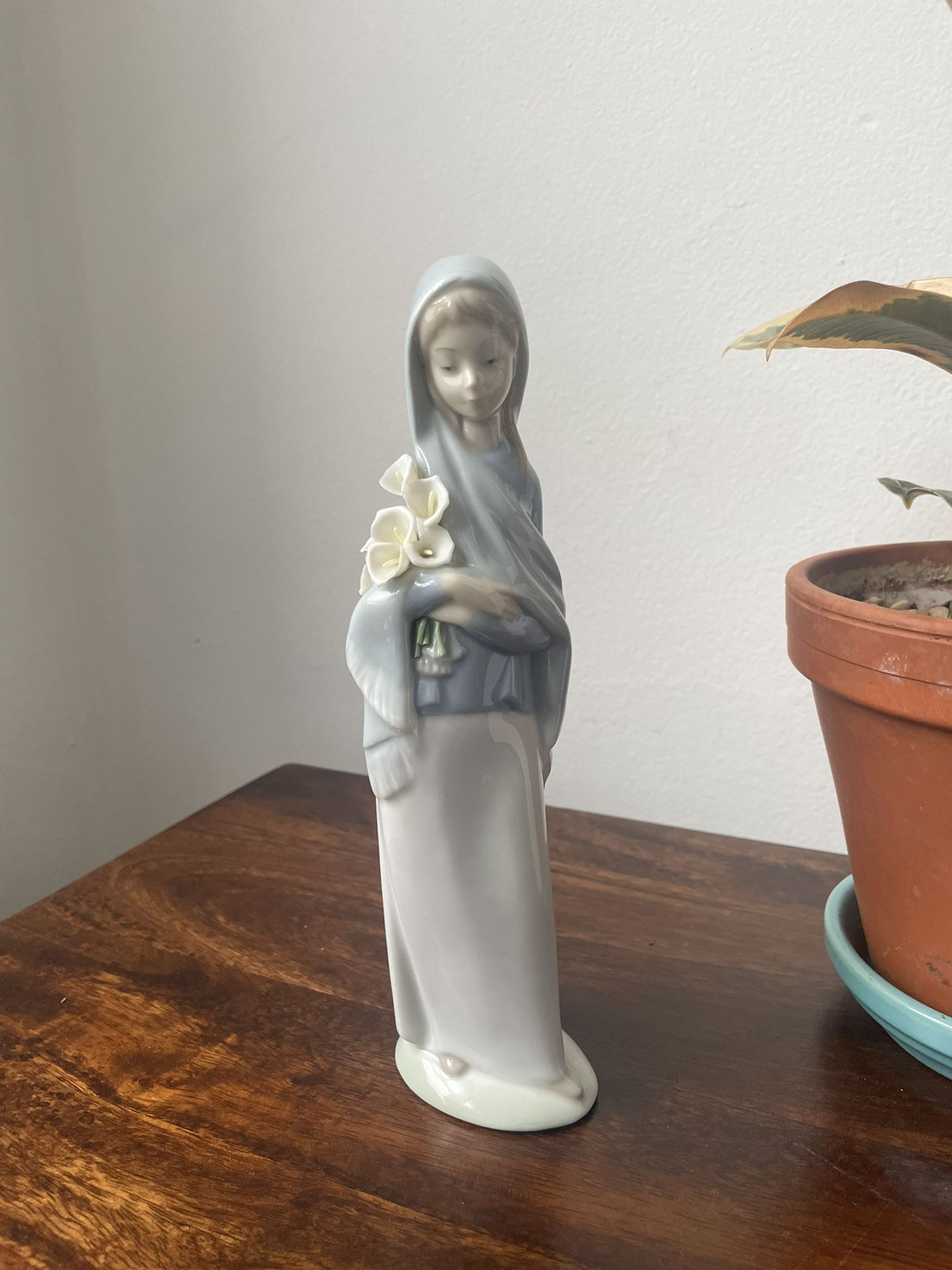 Lladro porcelain figurine "Girl with calla lilies"