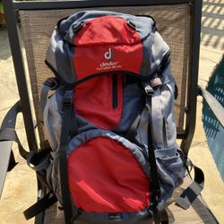Deuter Futura 32 AC hiking backpack (no rips or tears)