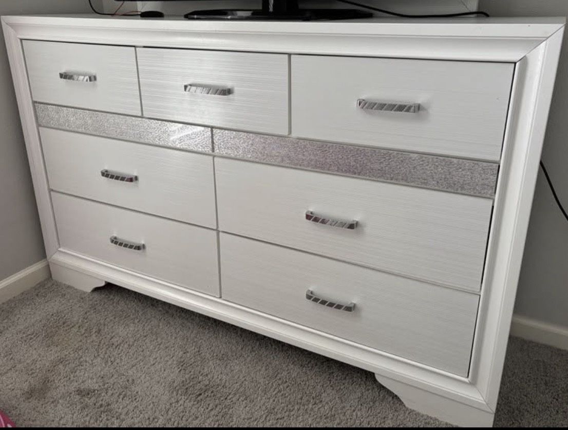 DRESSER - 6 DRAWERS - WHITE & SILVER