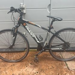 GIANT ROAM ALLOY HYBRID BIKE, MATT BLACK  24 Speed Shimano, Cateye 