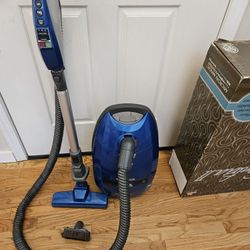 Kenmore Canister Vacuum   ,AMAZING POWER SUCES  , WORKS EXCELLENT L  