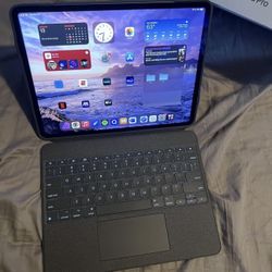 Apple iPad Pro 5th Gen 128GB, Wi-Fi, 12.9 in - Space Gray With Logitech Keyboard