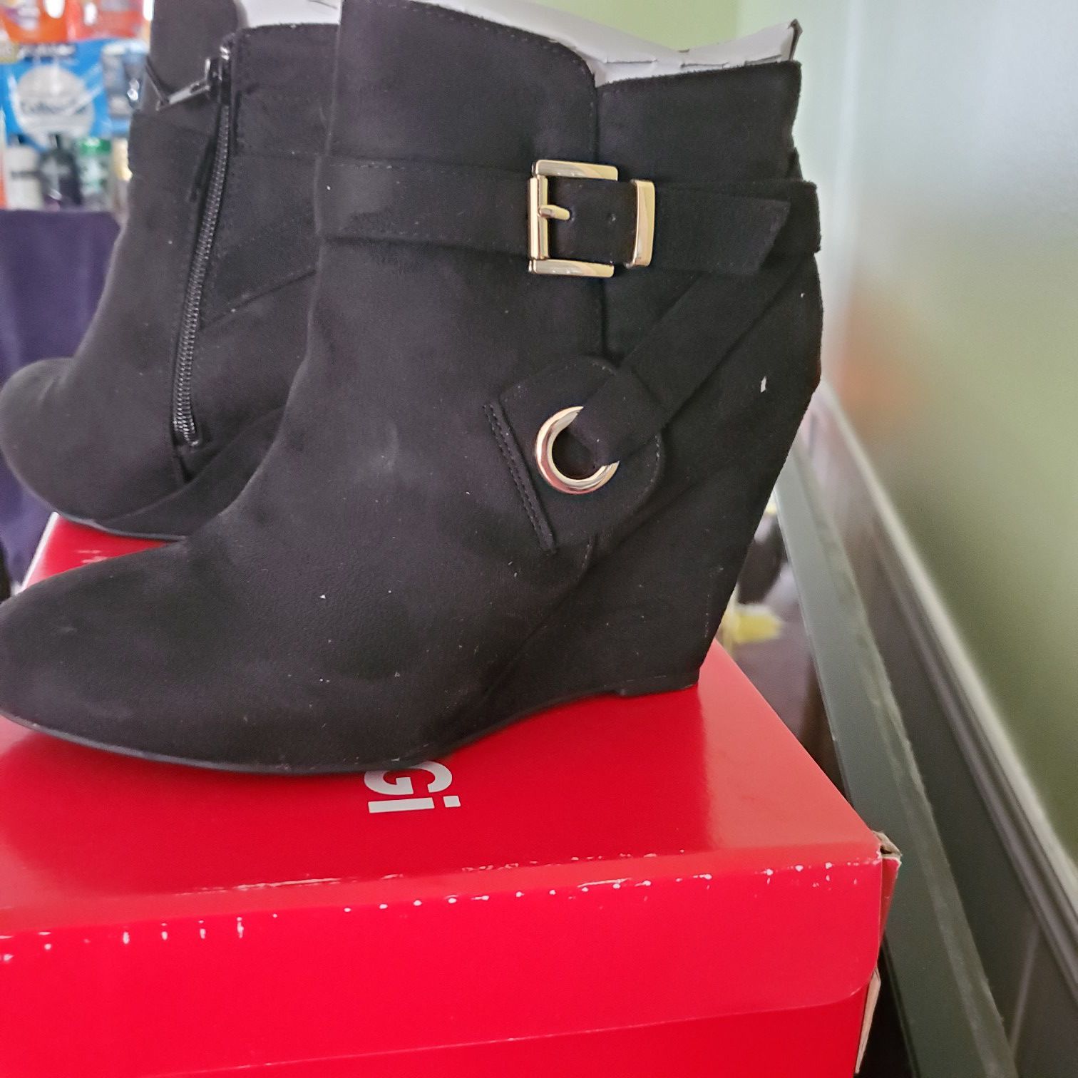 Ankle boots.. $20... brand new