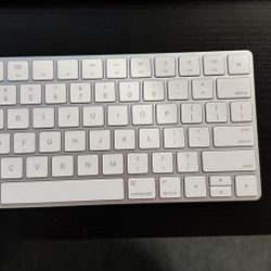 Apple Magic Keyboard & Mouse 2
