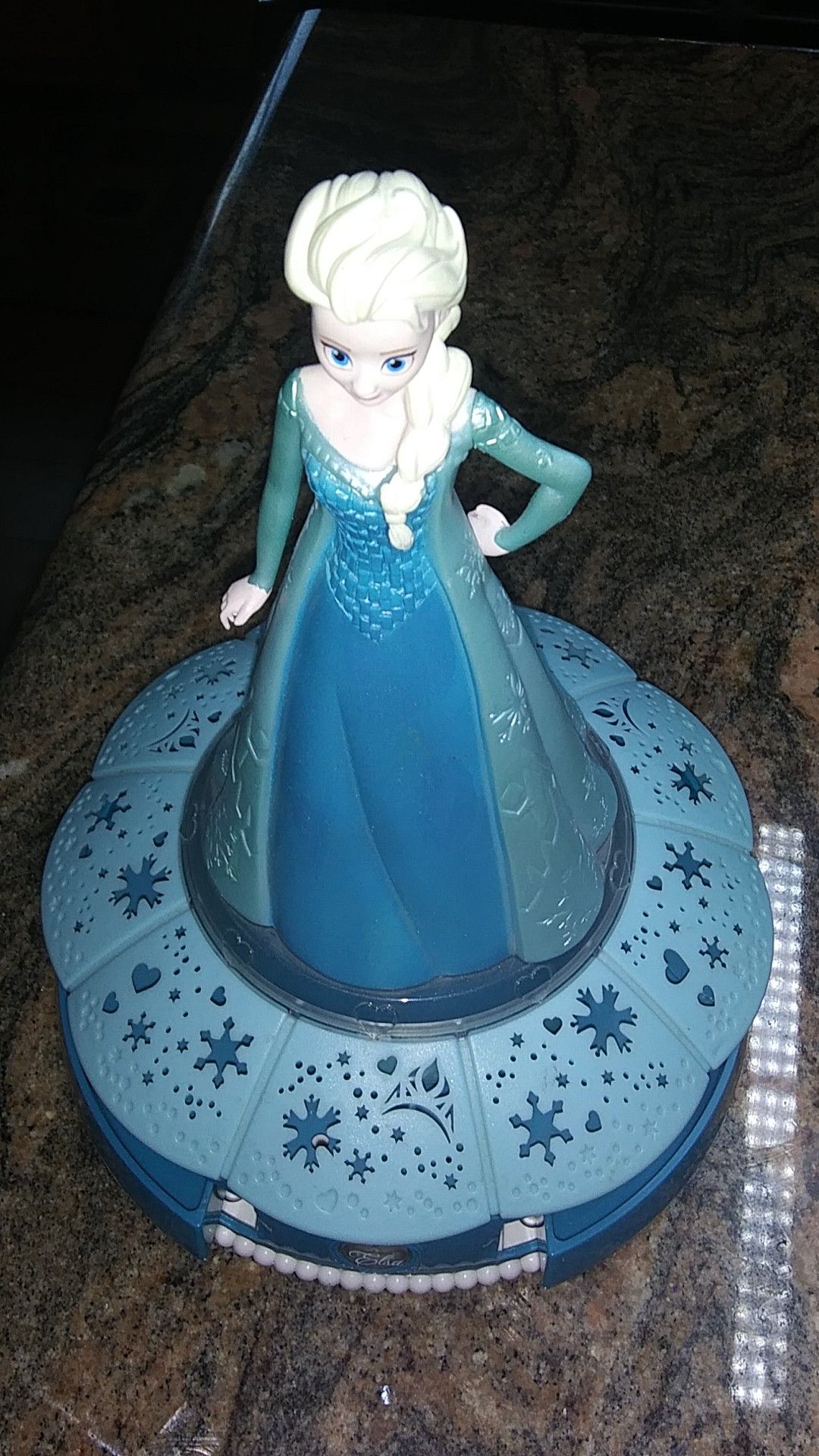 Elsa jewelery / music doll