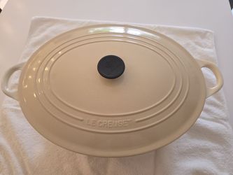 Le creuset cast iron Roasting pot brand new