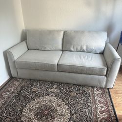 Pull out couch pulls Into Queen Bed