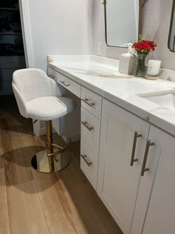 Adjustable Swivel Bar Stool
