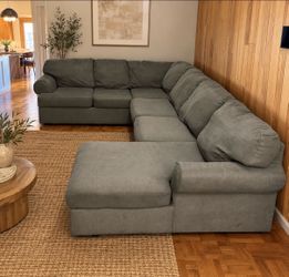 Gray U shape sectional chaise on the left hand side , good condition $350