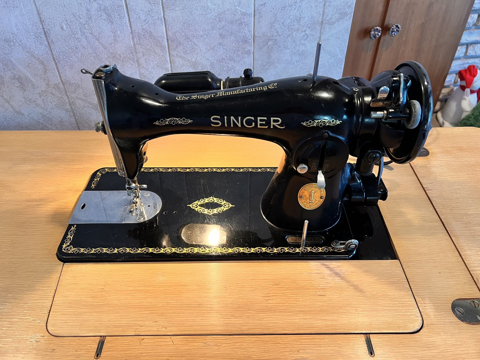 Antique Singer Sewing Machine – Beautiful Condition!”– Still Works!”