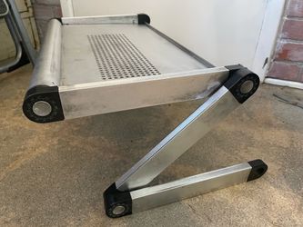 Adjustable laptop stand for desk