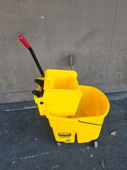 Rubbermaid WaveBrake Mop Bucket with Wringer