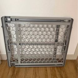 Easy Fit Adjustable Pet Gate / Baby Gate - Fits Openings 28” - 42”