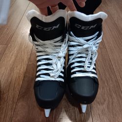 Boy's 6 or Women's 8.5 Ice Skates, Used Once