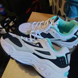 FILA ~ Women Size 6