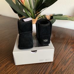 Size:2/3(6-12months)New Baby Classic UGG Boots   Botas UGG Nuevas Para Bebé Talla:2/3(6-12 meses)  $50** *Pick Up Oxnard, CA 93033 Lemonwood Area.