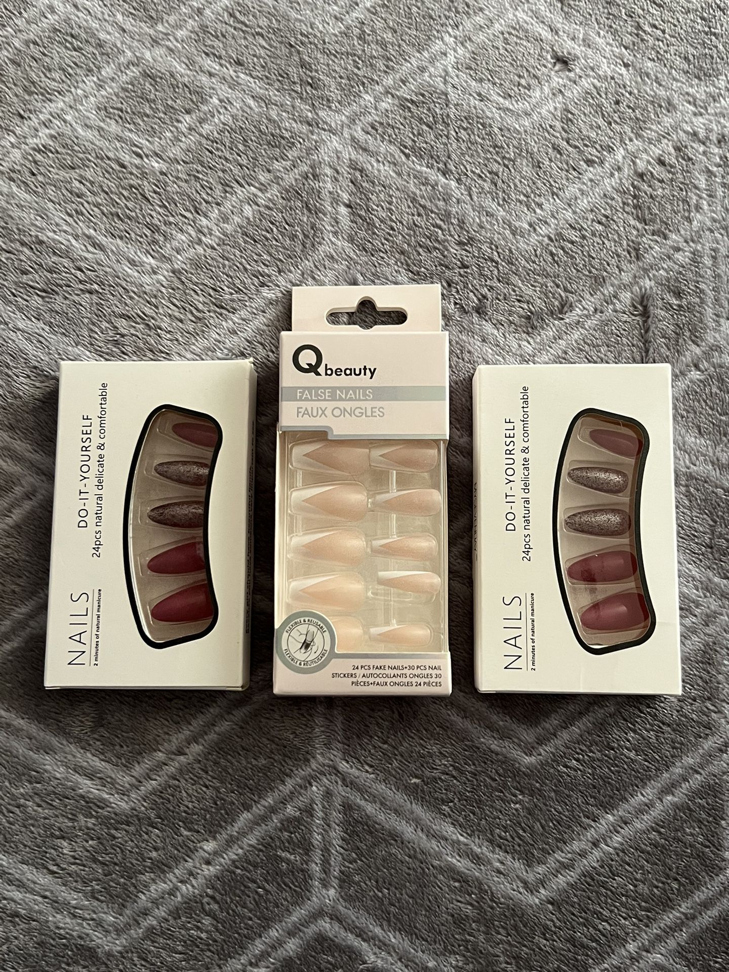 NEW - 3 Packs Of Glue On Nails π
π½ $5