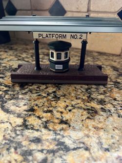 Dept 56, Victoria Station Train Platform