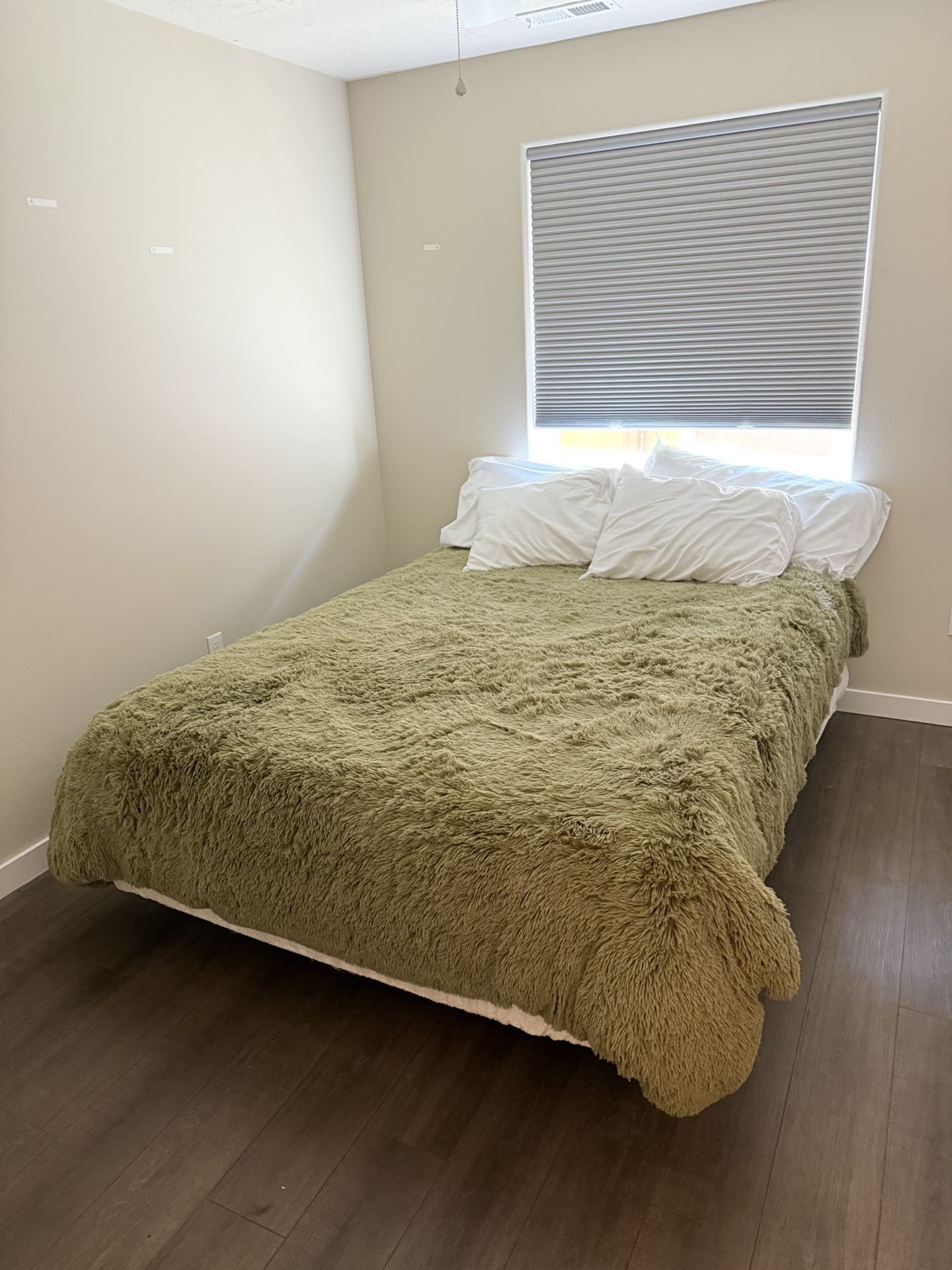 Queen bed with all accessories