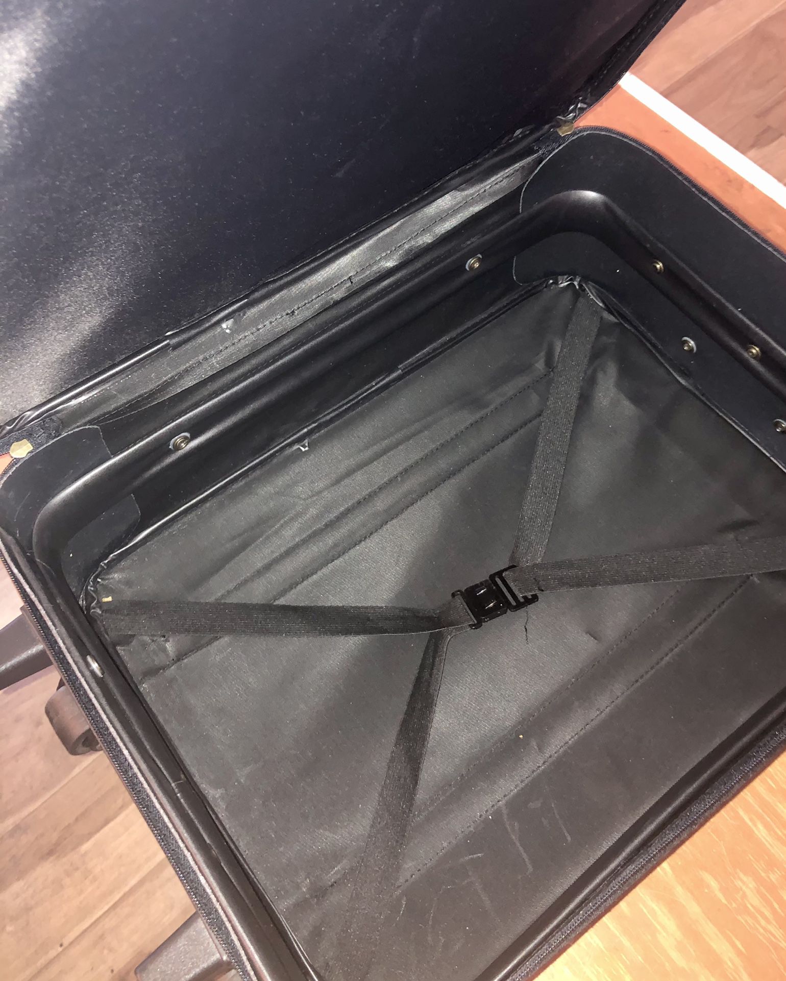 27 Wheeled Upright, Black – Mercury Luggage
