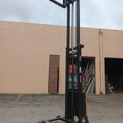 Stacker Lifter 152  Inches Max Hight Like New