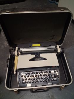 Smith Corona 250 Electric Typewriter with Case