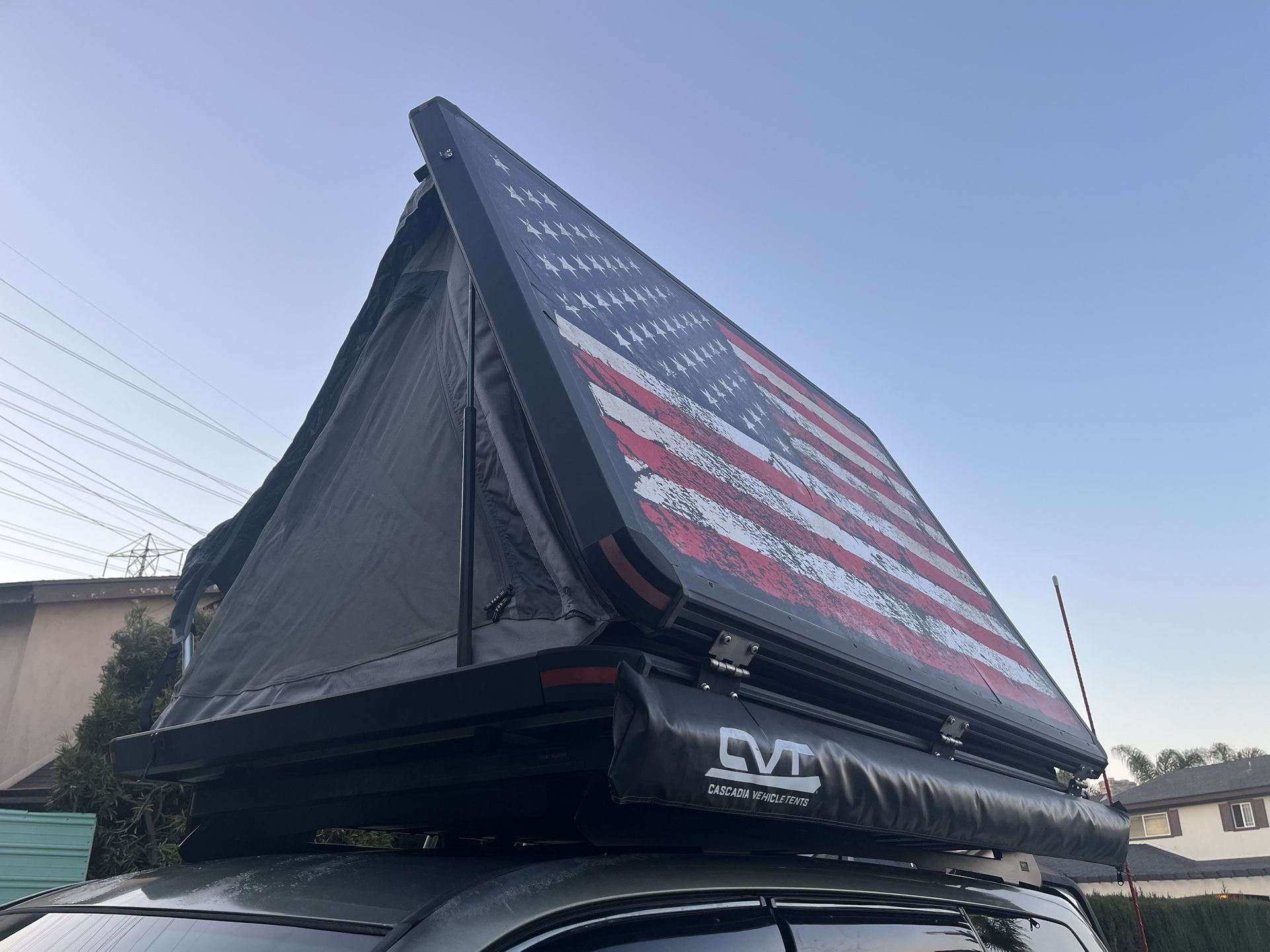 goFSR/Freespirit Recreation Odyssey 55" Hardshell Aluminum Hydraulic Rooftop Tent - Custom American Flag Wrap