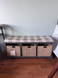 Grey bench with rattan storage baskets