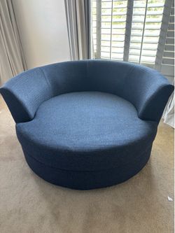 Round swivel chair