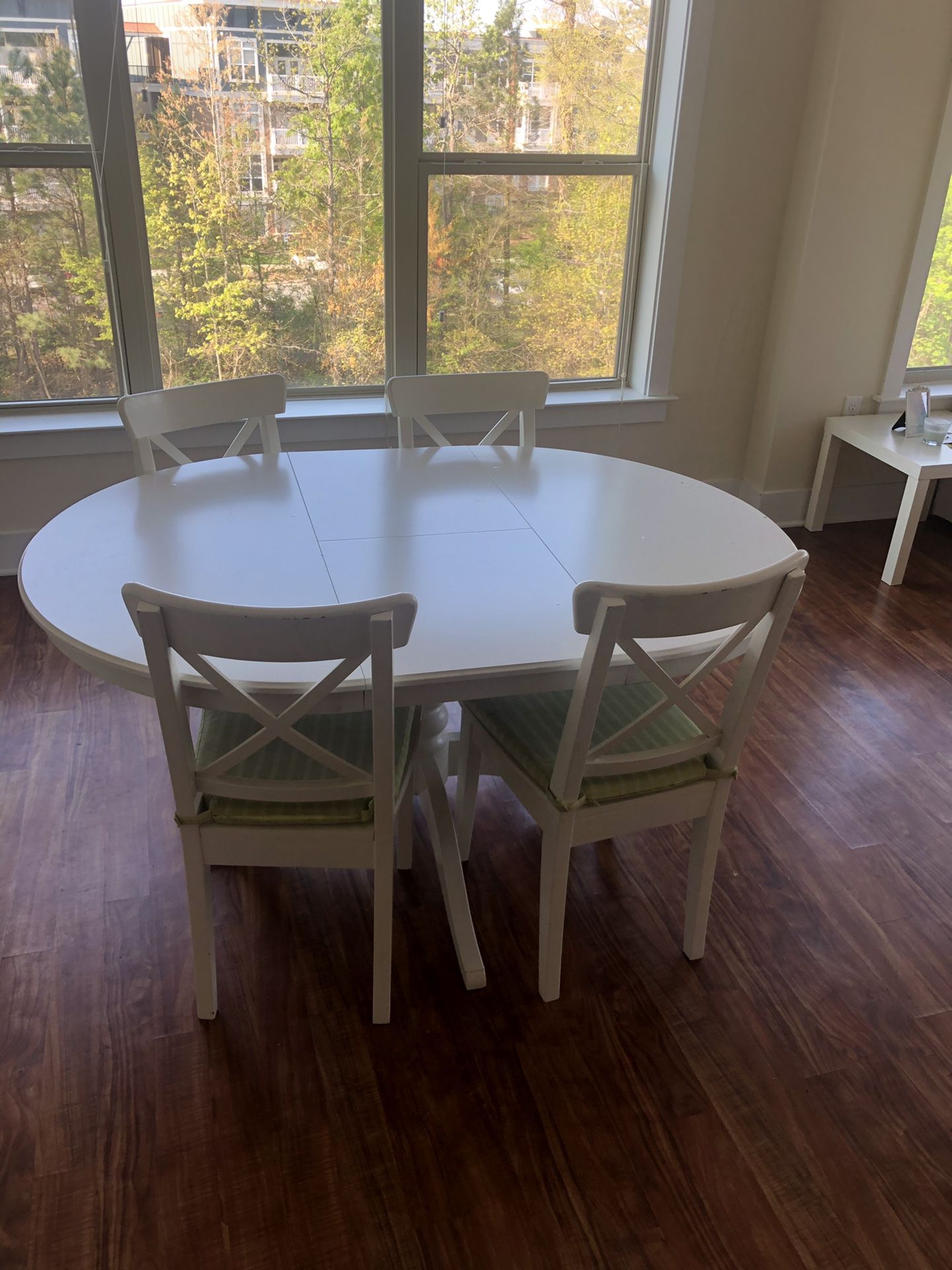 Extendable white dining table