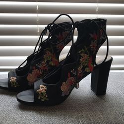 Celebrity Pink Black Embroidered Lace up Heels Size 7