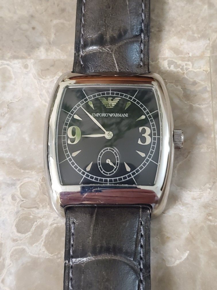 Emporio Armani AR0902 Men's Watch EUC Stainless 50 Meters Waterproof.

CONDITION; (EUC)

EXCELLENT USED CONDITION NO DEFECTS HOWEVER THE WATCH DOES NE