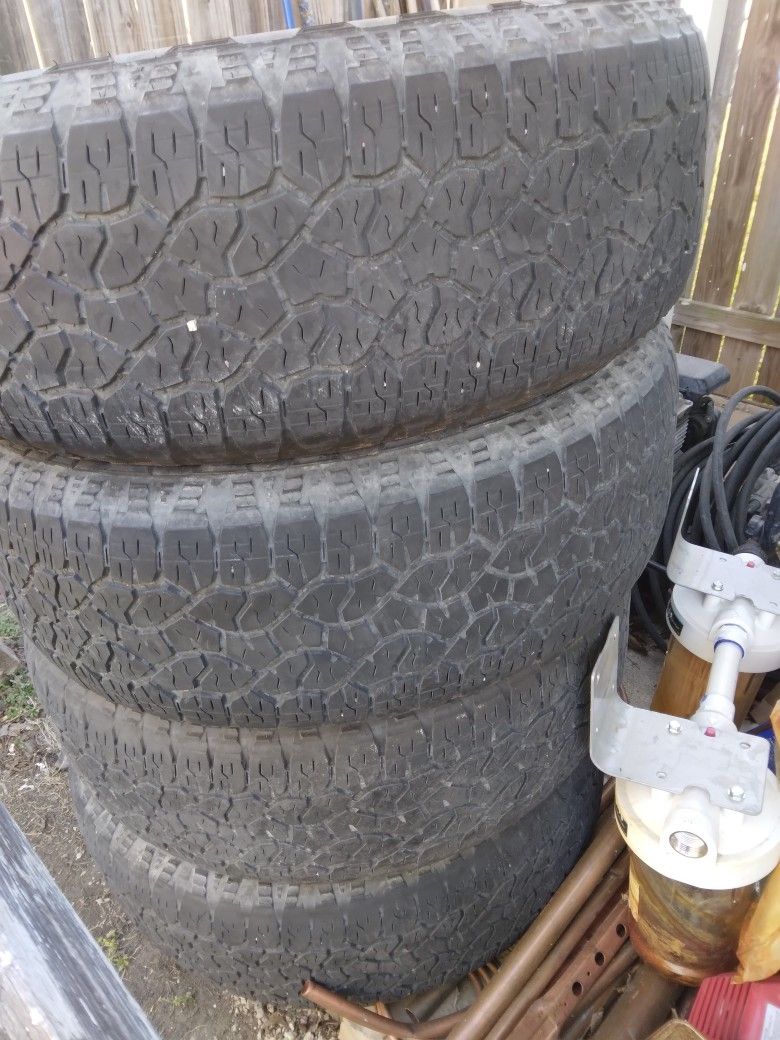 4 Goodyear Tires Set 275/60r 20 About Half Tred Left Complet Set 1 Has