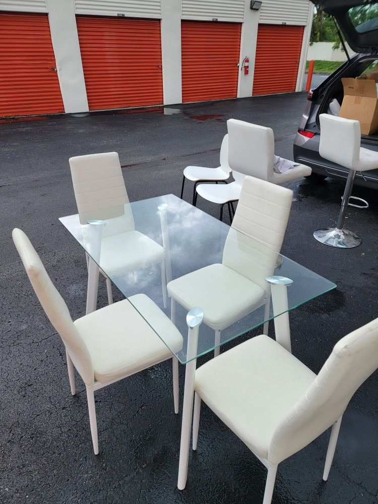 Dining Table With 4 Leather Chairs