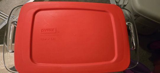 Pyrex 1.5 Qt Glass Baking Dish with Red Lid
