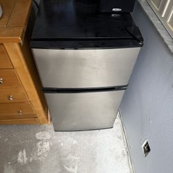 Emerson Mini Fridge W Freezer