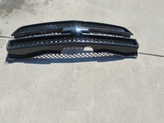 07 Tahoe Front Grill Tôp & Bottom All Black In Great Condotion $35 obo
