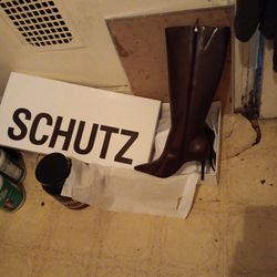 It’s brand new nobody wear them boots  women size 9.5