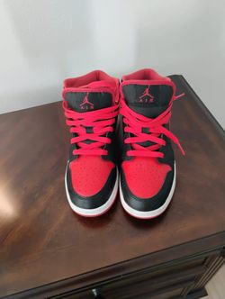 “Female” Jordan 1 Retro Mid “Red and Black”
