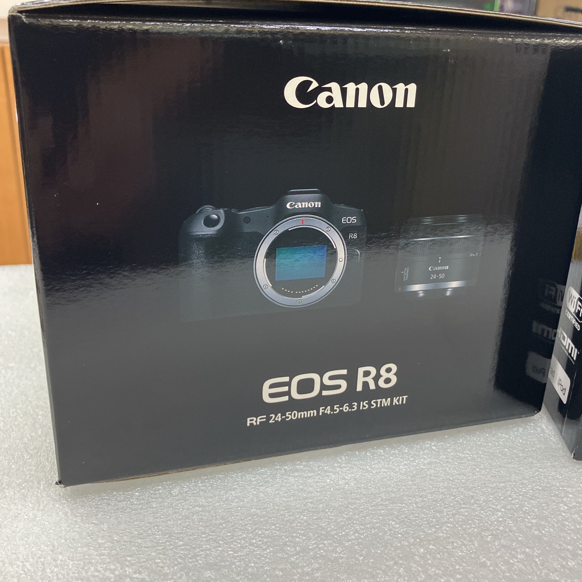 Canon EOS R8 Mirrorless Camera with RF 24 50mm f/4.5 6.3 IS...