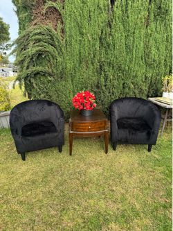 Nice entry set 2 black seat with cushions 1 table with a red bouquet red flawless