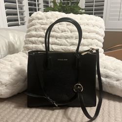 MICHAEL KORS MEDIUM PURSE- $85