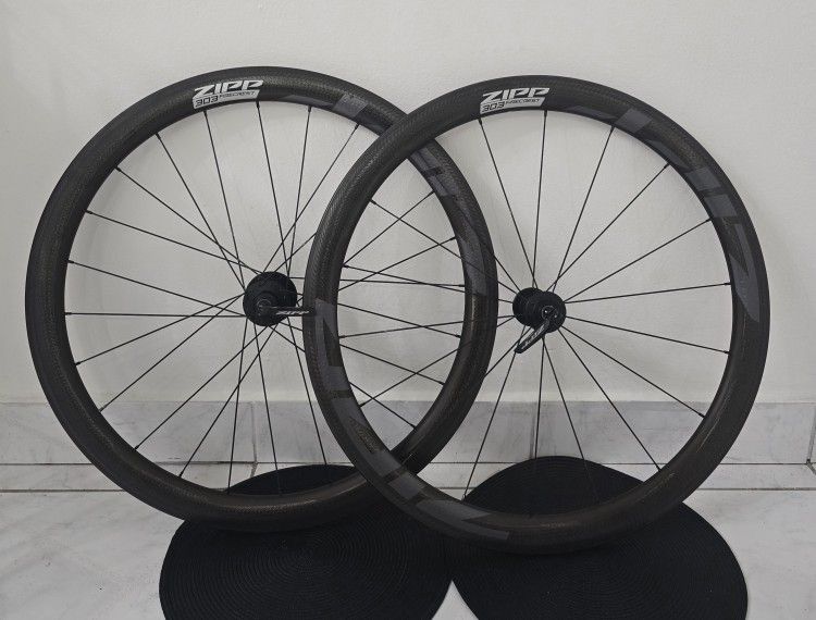 ZIPP 303 Carbon Set Wheels /Clincher / Rims Brakes