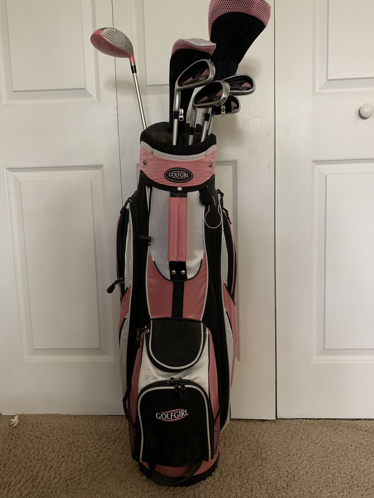 Women’s left handed golf clubs. Slightly used.