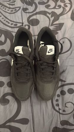 Nike Low-Top Sz 5.5 Y Sneakers Black and White